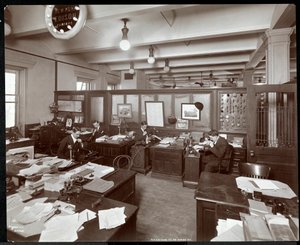 1905年ニューヨーク、55 Duane StreetにあるNew York Edison Co.でディクテーションマシンを使用している男性の内部ビュー（銀ゼラチンプリント）